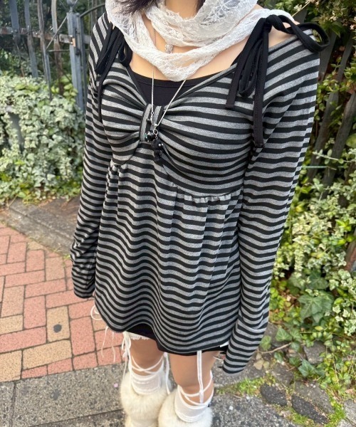 Never mind the XU / Chikashitsu+（ネバーマインド ザ エックスユー / チカシツプラス）の「【nmtc+】off-shoulder ribbon border tops / 【エヌエムティーシープラス】オフショルダーリボンボーダー長袖Ｔシャツ（Tシャツ/カットソー・レディース・ホワイト/ブラック・ONE SIZE）」の16枚目の写真