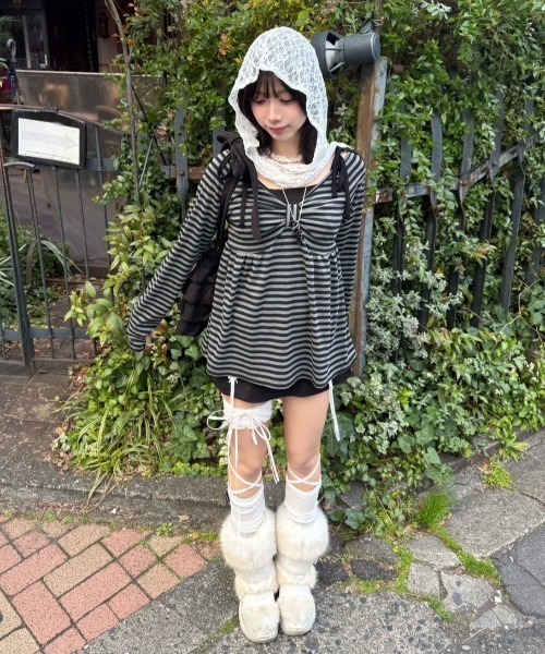 Never mind the XU / Chikashitsu+（ネバーマインド ザ エックスユー / チカシツプラス）の「【nmtc+】off-shoulder ribbon border tops / 【エヌエムティーシープラス】オフショルダーリボンボーダー長袖Ｔシャツ（Tシャツ/カットソー・レディース・ホワイト/ブラック・ONE SIZE）」の13枚目の写真