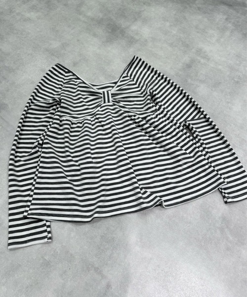 Never mind the XU / Chikashitsu+（ネバーマインド ザ エックスユー / チカシツプラス）の「【nmtc+】off-shoulder ribbon border tops / 【エヌエムティーシープラス】オフショルダーリボンボーダー長袖Ｔシャツ（Tシャツ/カットソー・レディース・ホワイト/ブラック・ONE SIZE）」の11枚目の写真
