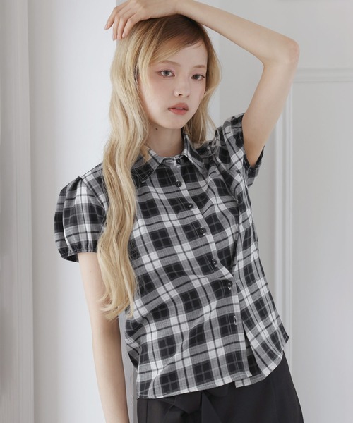 MSGirl(エムエスジーガール)の「パフスリーブ2WAYサイドボタン半袖レギュラーチェックシャツ(シャツ/ブラウス・レディース・ブラウン/ホワイト/チャコール・M/S)」の2枚目の写真