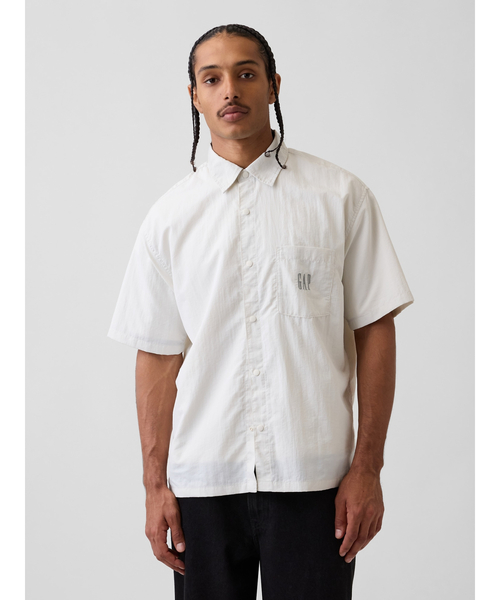 GAP(ギャップ)の「ナイロン100% ボクシーシャツ(シャツ/ブラウス・メンズ・グレー/ブラック/ベージュ/ピンク/オフホワイト・M/S/XS/L/XL)」の2枚目の写真
