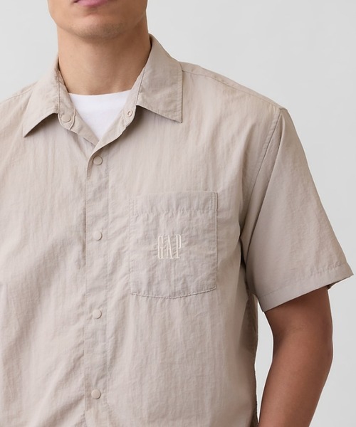 GAP(ギャップ)の「ナイロン100% ボクシーシャツ(シャツ/ブラウス・メンズ・グレー/ブラック/ベージュ/ピンク/オフホワイト・M/S/XS/L/XL)」の4枚目の写真