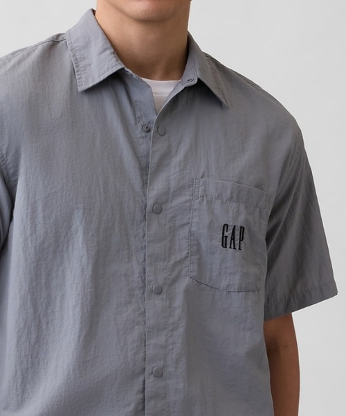 GAP(ギャップ)の「ナイロン100% ボクシーシャツ(シャツ/ブラウス・メンズ・グレー/ブラック/ベージュ/ピンク/オフホワイト・M/S/XS/L/XL)」の3枚目の写真