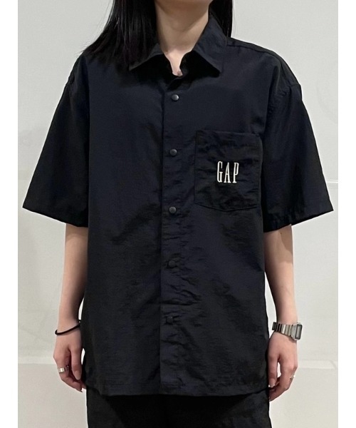GAP(ギャップ)の「ナイロン100% ボクシーシャツ(シャツ/ブラウス・メンズ・グレー/ブラック/ベージュ/ピンク/オフホワイト・M/S/XS/L/XL)」の1枚目の写真