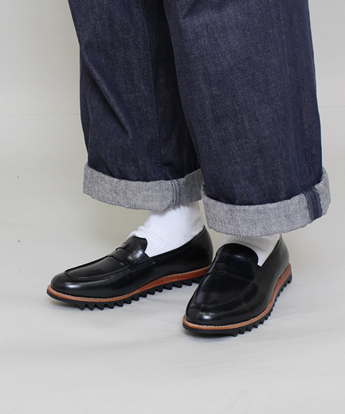 Lui's（ルイス）の「LONDON BROWN(ロンドン ブラウン) シャークソールコインローファーシューズ（その他シューズ・メンズ・ブラック・40/42/41）」の2枚目の写真