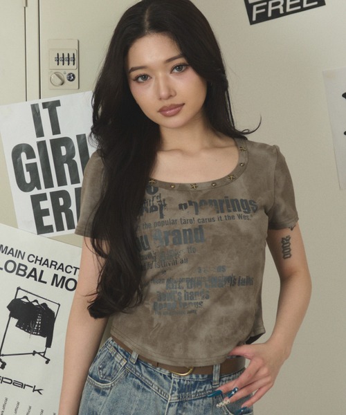 dispark(ディスパーク)の「DISPARK/スタッズネックグラフィックトップ(Tシャツ/カットソー・レディース・アイボリー/ダークベージュ・FREE)」の2枚目の写真