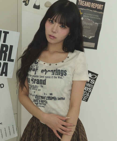 dispark(ディスパーク)の「DISPARK/スタッズネックグラフィックトップ(Tシャツ/カットソー・レディース・アイボリー/ダークベージュ・FREE)」の1枚目の写真