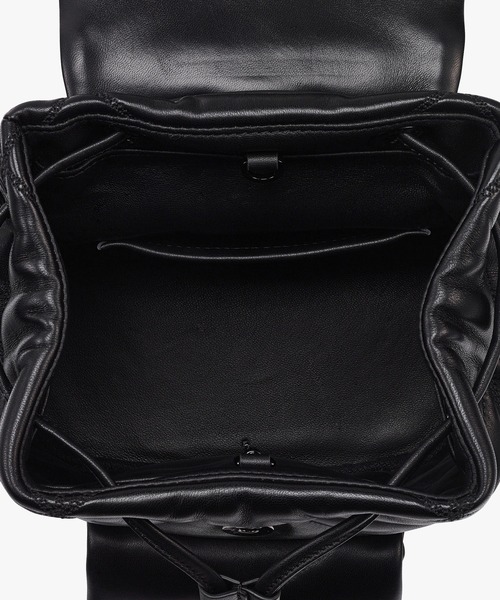 MCM(エムシーエム)の「Travia バックパック - クラウドキルティング ラムスキン(バックパック/リュック・レディース・ブラック・ONE SIZE)」の3枚目の写真