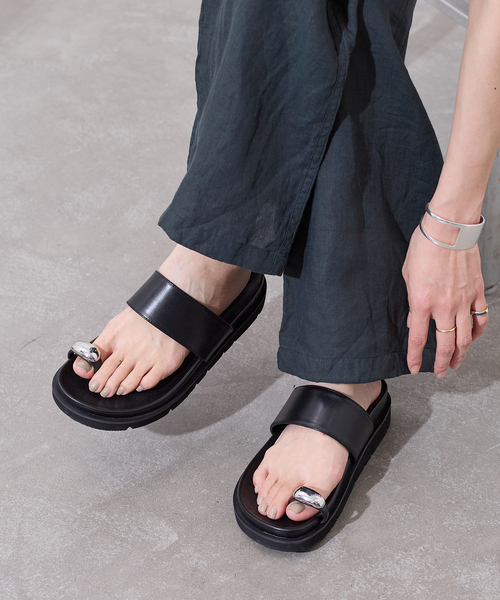 ATELIER BRUGGE(アトリエブルージュ)の「【atelier brugge/アトリエブルージュ】Toe ring sandals(サンダル・レディース・ブラック・22.5cm/24.5cm/23.5cm)」の3枚目の写真