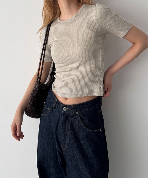 CANAL JEAN(キャナルジーン)の「HARING サイドボタンリブTシャツ(Tシャツ/カットソー・レディース・ベージュ/ネイビー・ONE SIZE)」の1枚目の写真