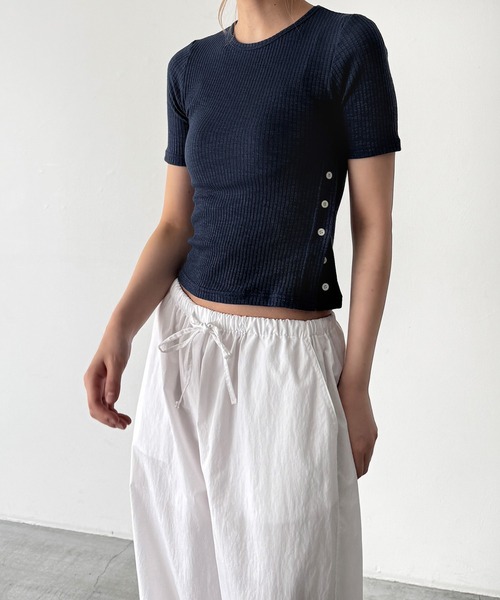 CANAL JEAN(キャナルジーン)の「HARING サイドボタンリブTシャツ(Tシャツ/カットソー・レディース・ベージュ/ネイビー・ONE SIZE)」の2枚目の写真