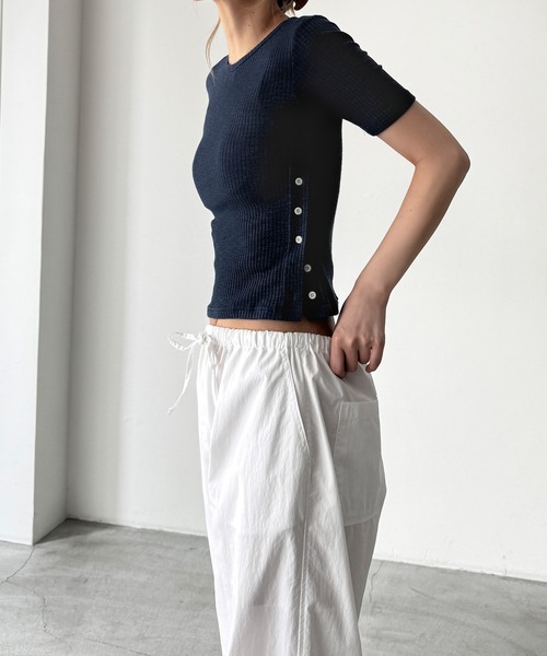 CANAL JEAN(キャナルジーン)の「HARING サイドボタンリブTシャツ(Tシャツ/カットソー・レディース・ベージュ/ネイビー・ONE SIZE)」の7枚目の写真