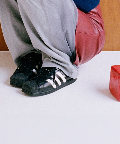 adidas(アディダス)の「スーパースター SQ / SUPERSTAR SQ / アディダスオリジナルス adidas Originals(スニーカー・レディース・ブラック・23.5cm/23.0cm/22.5cm/22.0cm/28.0cm/27.0cm/26.0cm/27.5cm/26.5cm/30.0cm/29.5cm/29.0cm/28.5cm/25.0cm/24.0cm/25.5cm/24.5cm)」の2枚目の写真