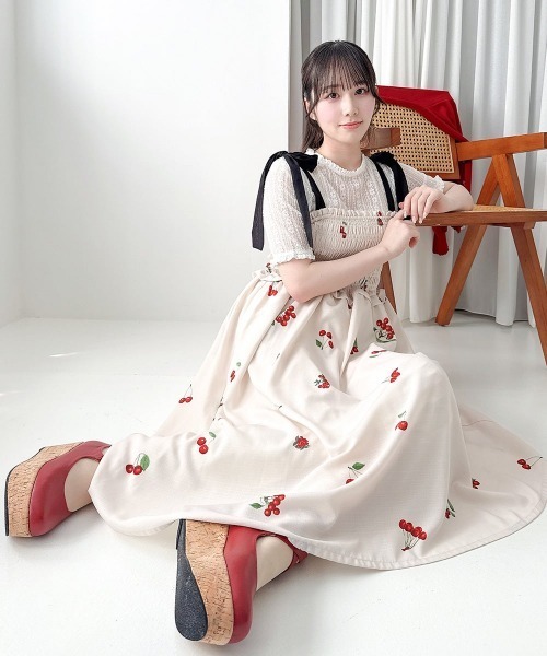 F i.n.t(フィント)の「チェリー柄シャーリングワンピース/fint フィント(ワンピース・レディース・ライトブルー/アイボリー・FREE)」の2枚目の写真
