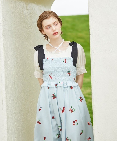 F i.n.t(フィント)の「チェリー柄シャーリングワンピース/fint フィント(ワンピース・レディース・ライトブルー/アイボリー・FREE)」の1枚目の写真