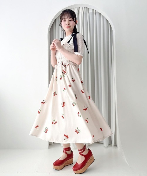 F i.n.t(フィント)の「チェリー柄シャーリングワンピース/fint フィント(ワンピース・レディース・ライトブルー/アイボリー・FREE)」の6枚目の写真