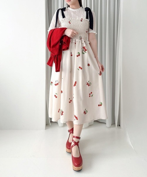 F i.n.t(フィント)の「チェリー柄シャーリングワンピース/fint フィント(ワンピース・レディース・ライトブルー/アイボリー・FREE)」の7枚目の写真