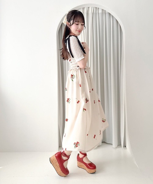 F i.n.t(フィント)の「チェリー柄シャーリングワンピース/fint フィント(ワンピース・レディース・ライトブルー/アイボリー・FREE)」の14枚目の写真