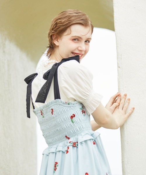 F i.n.t(フィント)の「チェリー柄シャーリングワンピース/fint フィント(ワンピース・レディース・ライトブルー/アイボリー・FREE)」の4枚目の写真