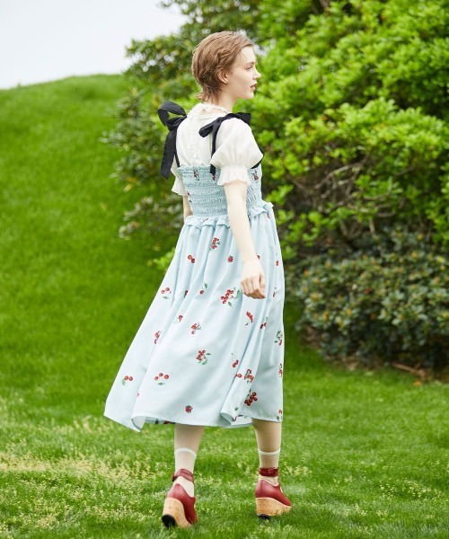 F i.n.t(フィント)の「チェリー柄シャーリングワンピース/fint フィント(ワンピース・レディース・ライトブルー/アイボリー・FREE)」の5枚目の写真