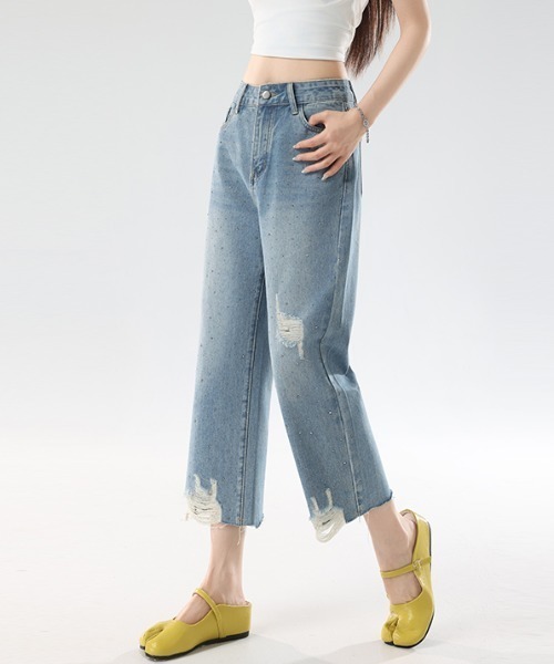 AMAJI(アマジ)の「ラインストーン クラッシュ加工 テーパードデニムパンツ(デニムパンツ・レディース・ライトブルー・SMALL/MEDIUM/LARGE/X-LARGE)」の2枚目の写真