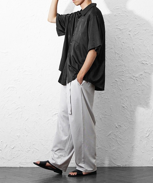 MinoriTY（マイノリティ）の「【MinoriTY】マルチWAYサテン半袖プルオーバーシャツ 夏服 ユニセックス 半袖（シャツ/ブラウス・メンズ・グレー/ブラック・M/L）」の7枚目の写真