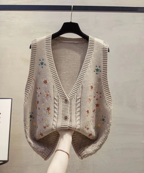 CHUL(チュル)の「花柄刺繍ケーブルニットベスト(ベスト・レディース・ブルー/ベージュ/ブラック/ホワイト/ブラウン・FREE)」の4枚目の写真
