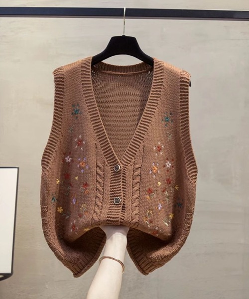 CHUL(チュル)の「花柄刺繍ケーブルニットベスト(ベスト・レディース・ブルー/ベージュ/ブラック/ホワイト/ブラウン・FREE)」の3枚目の写真