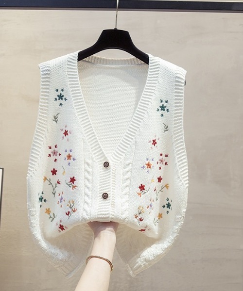 CHUL(チュル)の「花柄刺繍ケーブルニットベスト(ベスト・レディース・ブルー/ベージュ/ブラック/ホワイト/ブラウン・FREE)」の1枚目の写真