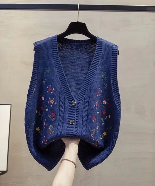 CHUL(チュル)の「花柄刺繍ケーブルニットベスト(ベスト・レディース・ブルー/ベージュ/ブラック/ホワイト/ブラウン・FREE)」の5枚目の写真