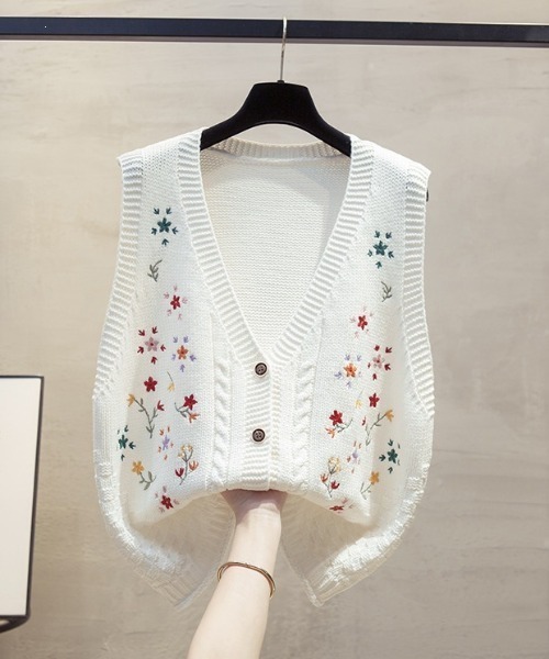 CHUL(チュル)の「花柄刺繍ケーブルニットベスト(ベスト・レディース・ブルー/ベージュ/ブラック/ホワイト/ブラウン・FREE)」の6枚目の写真
