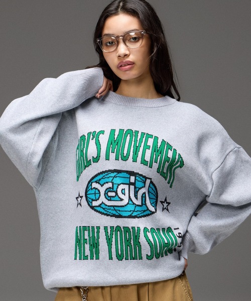 X-girl(エックスガール)の「WORLD LOGO JACQUARD KNIT TOP(ニット/セーター・レディース・アッシュ/ブラック/オリーブ・ONE SIZE)」の1枚目の写真