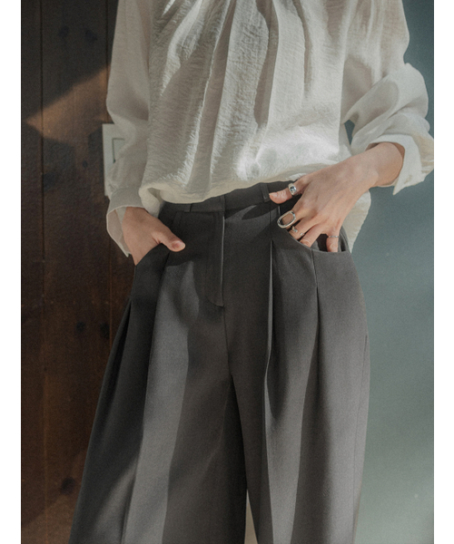 MEMUA(メムア)の「エルボルピンタックワイドスラックス(チャコール)(スラックス・レディース・ベージュ/チャコール/ブラック・SMALL/MEDIUM/LARGE)」の4枚目の写真