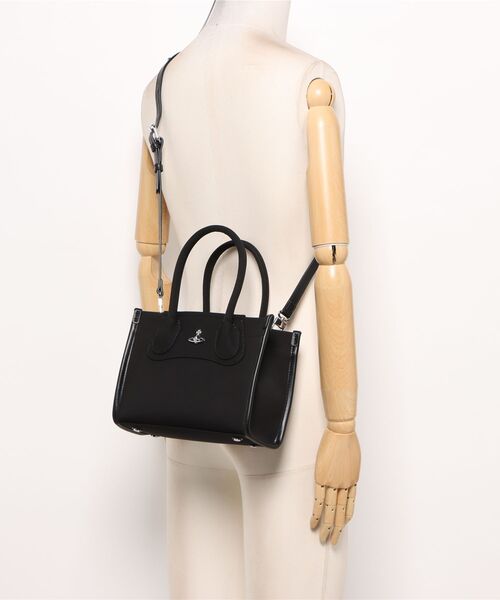 Vivienne Westwood(ヴィヴィアンウエストウッド)の「TROY SMALL TOTE CROSSBODY(ショルダーバッグ・レディース・ブラック・FREE)」の5枚目の写真
