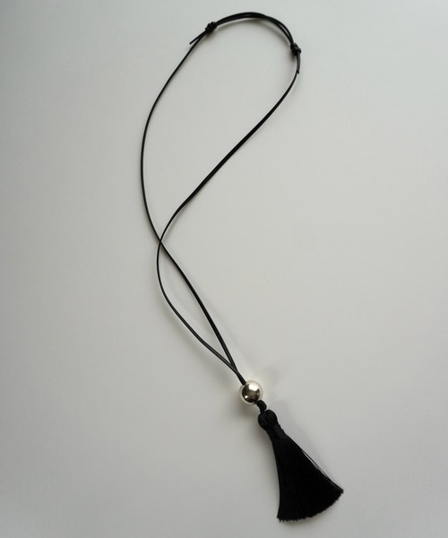 Lynn.(リン)の「cow leather & tassel necklace(ネックレス・レディース・ブラック・FREE)」の2枚目の写真