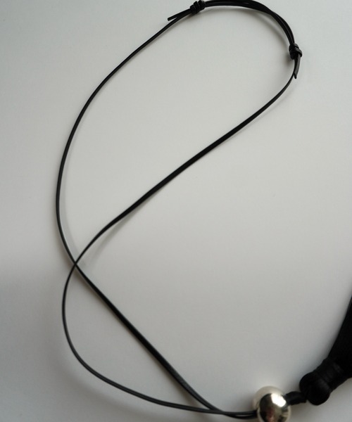 Lynn.(リン)の「cow leather & tassel necklace(ネックレス・レディース・ブラック・FREE)」の3枚目の写真