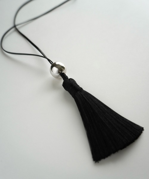 Lynn.(リン)の「cow leather & tassel necklace(ネックレス・レディース・ブラック・FREE)」の4枚目の写真