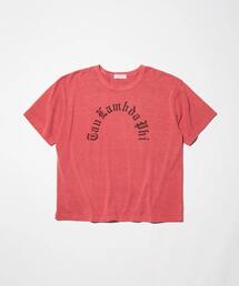GARDEN TOKYO（ガーデントウキョウ）の「THOUSANDS/サウザンズ/AGED GREEK LOGO TEE（Tシャツ/カットソー）」