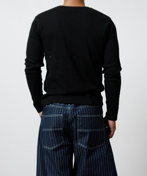 NYLAUS(ナイラス)の「【NYS】ワンポイント刺繍 テレコ Vネック ロンT 長袖Tシャツ ロングTシャツ ジャストサイズ(Tシャツ/カットソー・メンズ・ホワイト/ブラック・M/L/S)」の5枚目の写真
