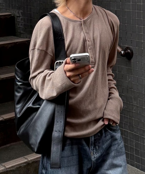 Chikashitsu +(チカシツプラス)の「【Chikashitsu +】sheer henley long sleeve tee / 【チカシツプラス】シアーヘンリーネック長袖Tシャツ<着用動画あり>(Tシャツ/カットソー・メンズ・ネイビー/ベージュ/アイボリー/ブラック・ONE SIZE)」の3枚目の写真