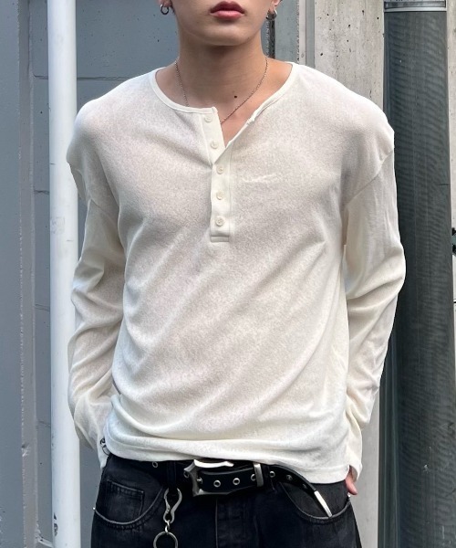 Chikashitsu +(チカシツプラス)の「【Chikashitsu +】sheer henley long sleeve tee / 【チカシツプラス】シアーヘンリーネック長袖Tシャツ<着用動画あり>(Tシャツ/カットソー・メンズ・ネイビー/ベージュ/アイボリー/ブラック・ONE SIZE)」の2枚目の写真