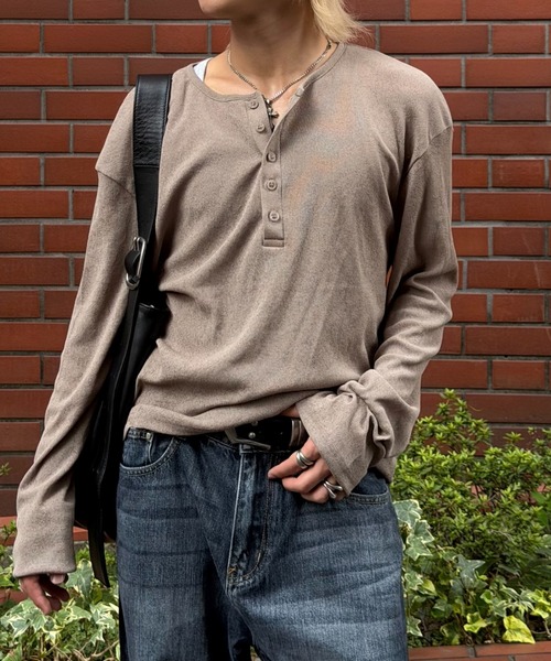 Chikashitsu +(チカシツプラス)の「【Chikashitsu +】sheer henley long sleeve tee / 【チカシツプラス】シアーヘンリーネック長袖Tシャツ<着用動画あり>(Tシャツ/カットソー・メンズ・ネイビー/ベージュ/アイボリー/ブラック・ONE SIZE)」の20枚目の写真