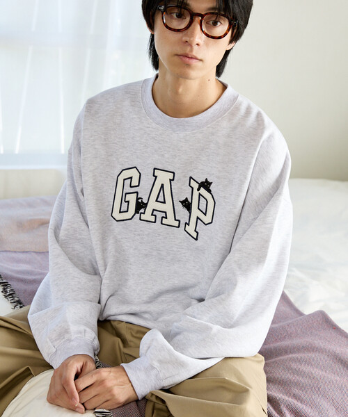 GAP(ギャップ)の「PUBLUX × GAP/ギャップ 別注 アーチロゴ ×キャット 裏起毛 スウェット 限定展開(スウェット・メンズ・ライトグレー/ブラウン/ボルドー/サックスブルー・MEDIUM/LARGE/SMALL)」の2枚目の写真