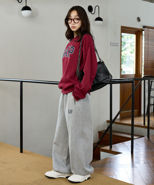 GAP(ギャップ)の「PUBLUX × GAP/ギャップ 別注 アーチロゴ ×キャット 裏起毛 スウェット 限定展開(スウェット・メンズ・ライトグレー/ブラウン/ボルドー/サックスブルー・MEDIUM/LARGE/SMALL)」の8枚目の写真