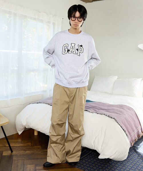 GAP(ギャップ)の「PUBLUX × GAP/ギャップ 別注 アーチロゴ ×キャット 裏起毛 スウェット 限定展開(スウェット・メンズ・ライトグレー/ブラウン/ボルドー/サックスブルー・MEDIUM/LARGE/SMALL)」の16枚目の写真