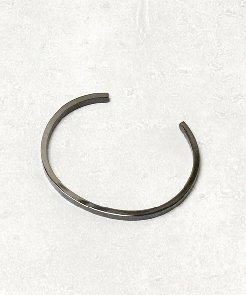 YArKA（ヤーカ）の「【YArKA / ヤーカ】stainless plane bangle1/ステンレスプレーンバングル1（バングル/リストバンド・メンズ・シルバー/ブラック/ゴールド・FREE）」の4枚目の写真