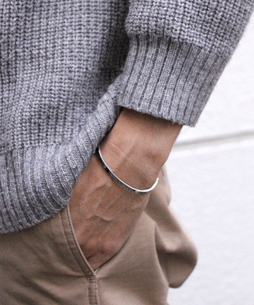 YArKA（ヤーカ）の「【YArKA / ヤーカ】stainless plane bangle1/ステンレスプレーンバングル1（バングル/リストバンド・メンズ・シルバー/ブラック/ゴールド・FREE）」の12枚目の写真