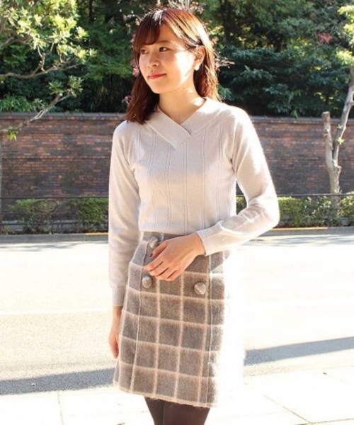 ASTORIA ODIER(アストリアオディール)の「ラメVネックニット(ニット/セーター・レディース・ブラック/サックスブルー/ネイビー/ピンク/ベージュ/ホワイト・MEDIUM/LARGE/SMALL)」の6枚目の写真