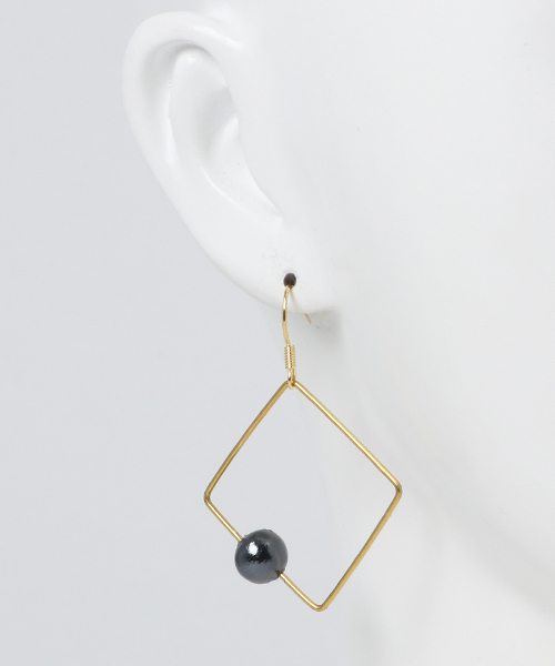 bico（ビコ）の「bico/sikaku pearl pierce（ピアス（両耳用）・レディース・ブラック・FREE）」の2枚目の写真
