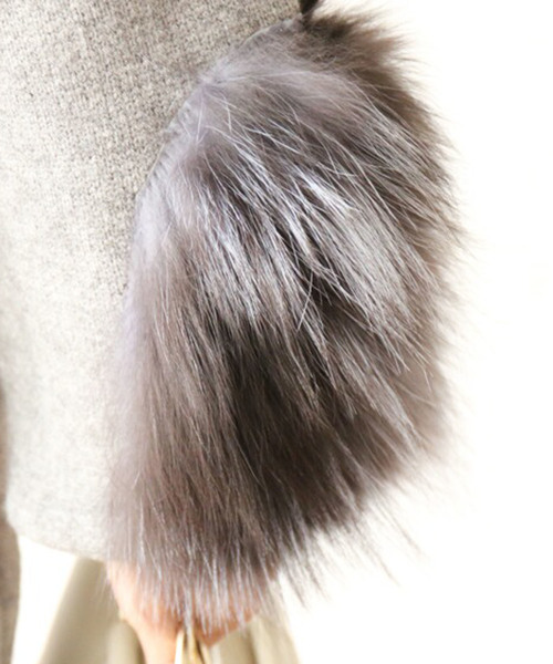 cawaii(カワイイ)の「目を惹く袖元。 リュクスなファーのニットワンピース(ワンピース・レディース・グレー・FREE)」の5枚目の写真